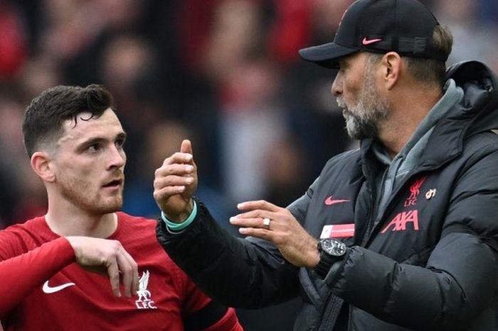 Andrew Robertson dalam laga Liverpool vs Arsenal pada lanjutan Liga Inggris 2022-2023.