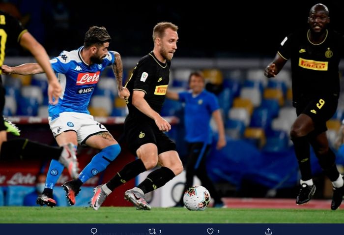 Christian Eriksen dihadang oleh satu pemain Napoli pada laga semifinal leg kedua Coppa Italia di Stadion San Paolo, Sabtu (13/6/2020) atau Minggu dini hari WIB.