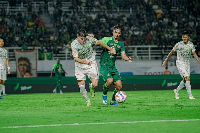 Penyerang Persebaya Surabaya Rizky Dwi Pangestu (kanan) saat duel dengan Nick Kuipers (depan) dalam laga Persebaya Vs Persib di laga pekan ke-25 Liga 1 2024/2025 di Stadion Gelora Bung Tomo, Surabaya, Sabtu (1/3/2025).