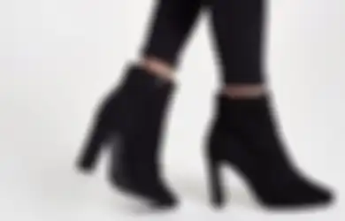 Tiru 5 Ide Outfit Pakai Jeans dan Ankle Boots Biar Kelihatan Modis