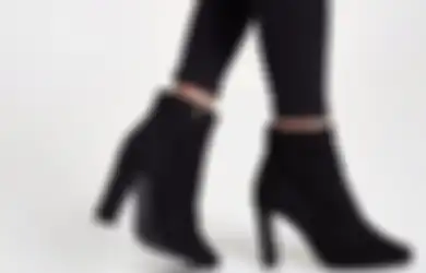 Tiru 5 Ide Outfit Pakai Jeans dan Ankle Boots Biar Kelihatan Modis