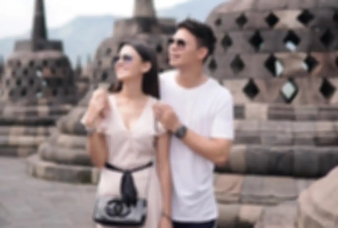 Fero Walandouw dan Susan Sameh berlibur di Candi Borobudur, Magelang, Jawa Tengah.