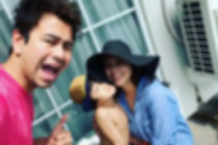 Nagita Slavina, Raffi Ahmad dan Rafathar saat asyik berjemur