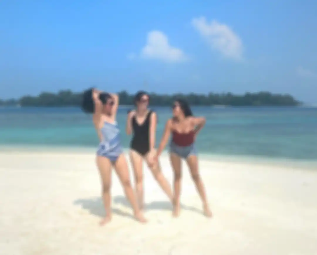 Penampilan seksi Nia Ramadhani istri konglomerat Ardie Bakrie pakai bikini di pantai yang banjir kritikan