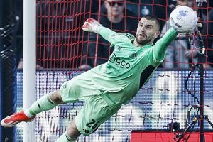 Maarten Paes Kebobolan Dua Gol Ajax Amsterdam Keok, Steven Berghuis: Apa yang Bisa Diharapkan? 