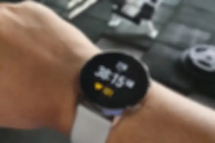 Olahraga Angkat Beban Menggunakan Samsung Watch Active