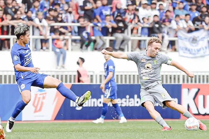 Gelandang Persebaya Surabaya, Ze Valente (kanan) mendapat halauan dari bek PSIS Semarang, Alfeandra Dewangga (kiri).