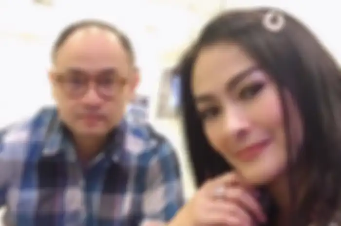 Banyak yang menduga suami Iis Dahlia adalah pilot yang membawa pesawat Garuda Indonesia yang terbang dari Perancis menuju Jakarta
