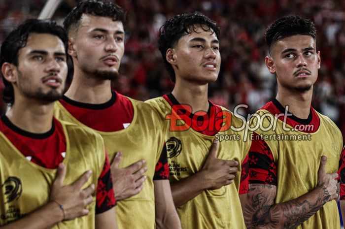 (Dari kiri ke kanan) Nathan Tjoe-A-On, Ivar Jenner, Rafael Struick, Mees Hilgers, dan Ernando Ari bersama Timnas Indonesia.