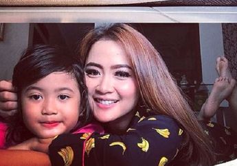 Vega Darwanti Bangga Anaknya Jadi Siswa Berprestasi, Cantiknya Juga Bikin Salfok