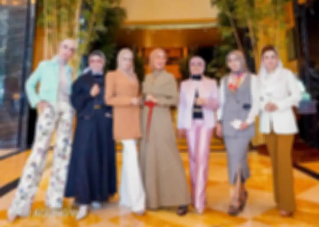 Gaya Fashion Hijab Mulan Jameela Padukan Blazer Curi Perhatian
