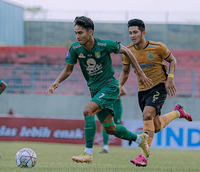 Pemain muda timnas Indonesia, Marselino Ferdinan (kiri) kala melakoni laga Persebaya Surabaya vs Bhayangkara FC di Stadion Joko Samduro, Gresik, Senin (23/1/2023)