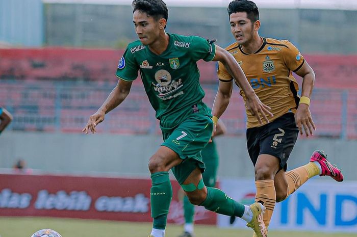 Pemain muda timnas Indonesia, Marselino Ferdinan (kiri) kala melakoni laga Persebaya Surabaya vs Bhayangkara FC di Stadion Joko Samduro, Gresik, Senin (23/1/2023)