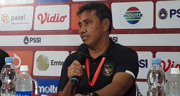 Pelatih timnas U-16 Indonesia, Bima Sakti saat konferensi pers seusai pertandingan melawan Vietnam dalam babak penyisihan terakhir Grup A Piala AFF U-16 2022, di Stadion Maguwoharjo, Sleman, Yogyakarta, Sabtu (6/8/2022).