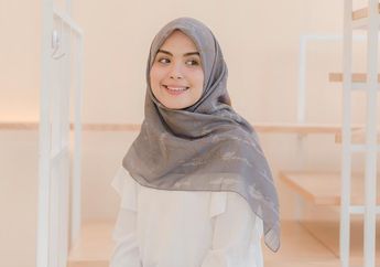 Contek Gaya Feminin ala Vebby Palwinta dengan Pilihan Gamis Terjangkau