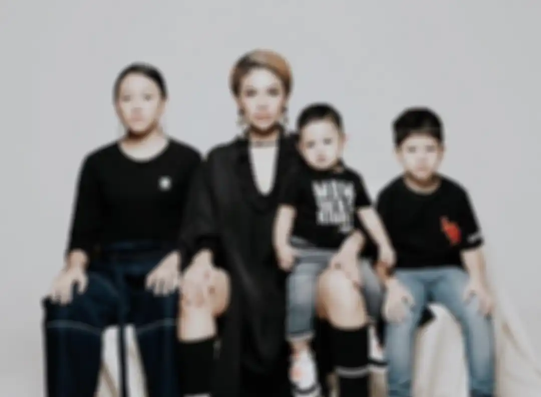 Nikita Mirzani bersama ketiga anaknya
