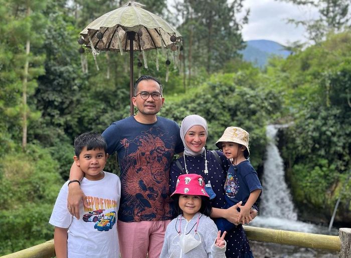 Intan Nuraini dan keluarga berlibur
