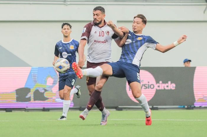 Aksi PSM Makassar dalam lawatannya ke markas Hougang United di Stadion Jalan Besar, Singapura pada laga Piala AFC 2023/2024, Kamis (9/11/2023).