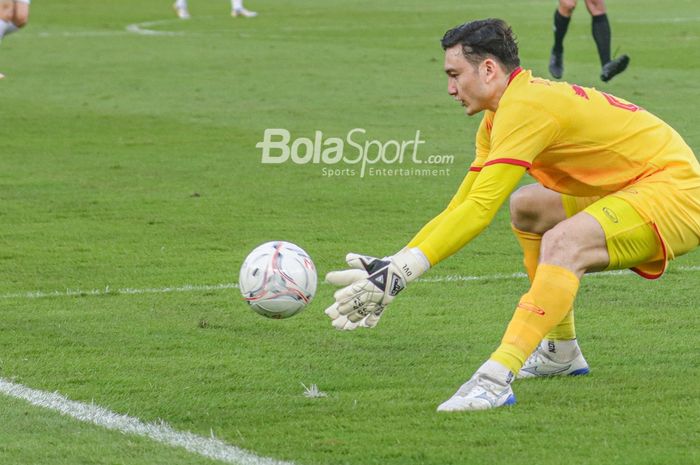 Kiper timnas Vietnam, Dang Van Lam,  melakukan blunder konyol saat timnya dibantai Rusia di laga uji coba.