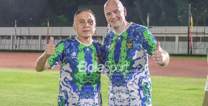 Ketua Umum PSSI, Mochamad Iriawan (kiri), sedang berfoto bersama dengan Gianni Infantino (kanan) selaku Presiden FIFA di Stadion Madya, Senayan, Jakarta, 18 Oktober 2022.