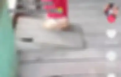 'Mama Kerja Cuci Baju, Belum Ada Uang Beli Sepatu', Anak SD yang Ketahuan Pakai Sandal Jepit ke Sekolah Ini Bikin Netizen Haru: Dewasa Banget