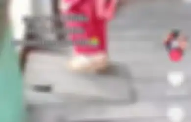 'Mama Kerja Cuci Baju, Belum Ada Uang Beli Sepatu', Anak SD yang Ketahuan Pakai Sandal Jepit ke Sekolah Ini Bikin Netizen Haru: Dewasa Banget