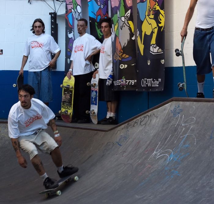 Streetwear identik dengan subkultur skateboard dan hip hop.