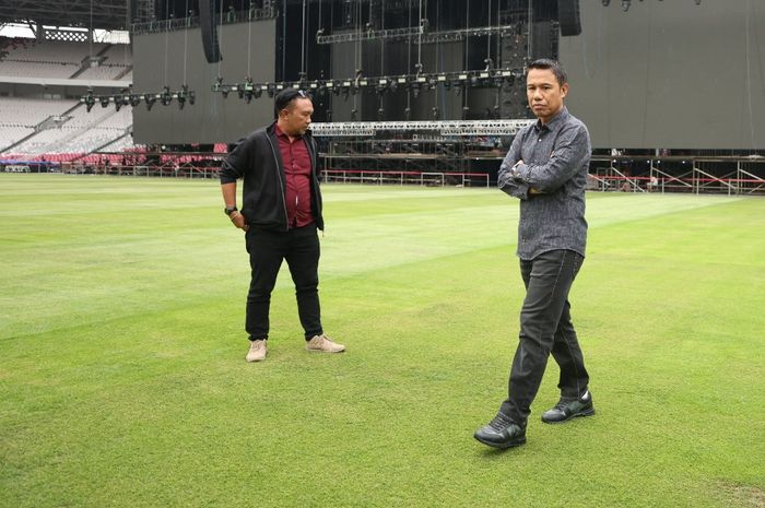 Sekretaris Jenderal (Sekjen) PSSI Yunus Nusi mengecek kondisi rumput SUGBK pada Selasa (14/5/2024) sore WIB.