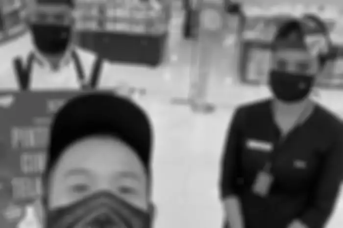Sineas Ernest Prakasa berfoto bersama pegawai Cinema21 yang jemput bola mencari penonton di sebuah mal di Jakarta Selatan.