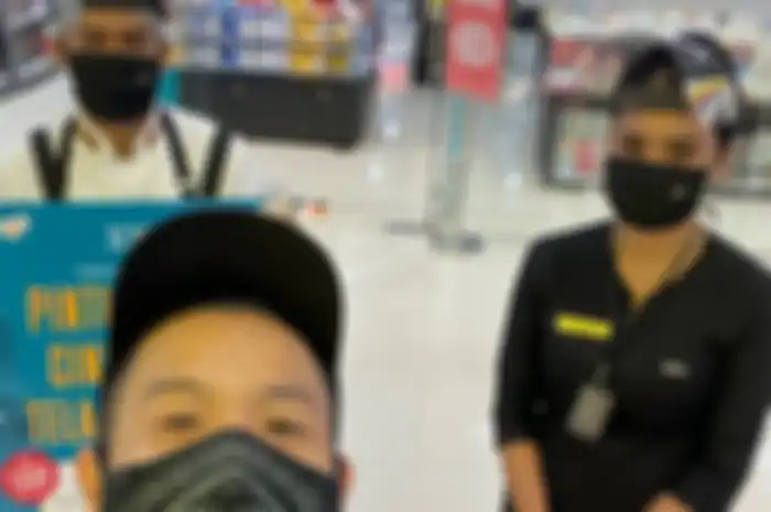 Sineas Ernest Prakasa berfoto bersama pegawai Cinema21 yang jemput bola mencari penonton di sebuah mal di Jakarta Selatan.