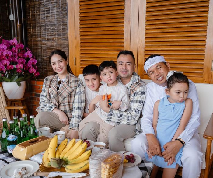 Dedi Mulyadi curhat minta dicarikan jodoh oleh Raffi Ahmad saat momen silaturahmi Lebaran. 