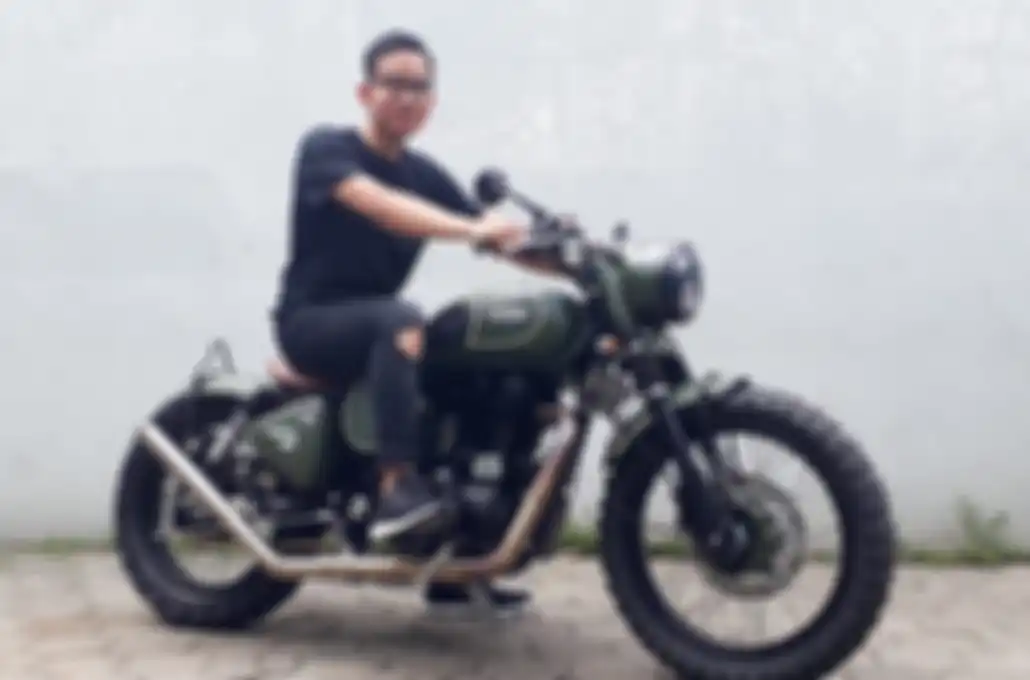 Gibran Rakabuming naik Royal Enfield Classic 500 miliknya.