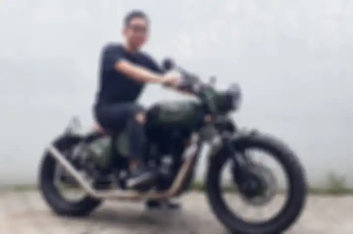 Gibran Rakabuming naik Royal Enfield Classic 500 miliknya.
