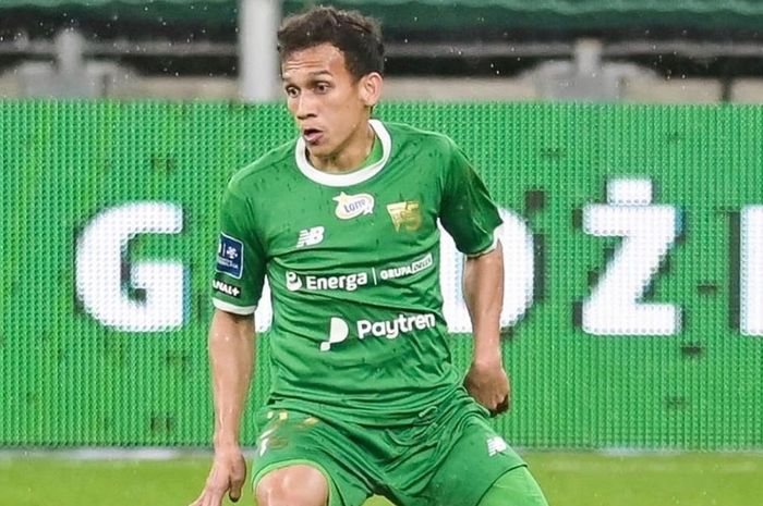 Egy Maulana Vikri mengalahkan satu pemain tengah Lechia Gdansk untuk bisa dipercaya masuk ke skuat utama pada musim 2020-2021.