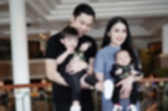 Harvey Moeis - Sandra Dewi dan kedua putra mereka