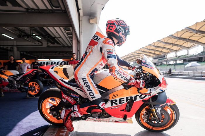 Pebalap Repsol Honda, Marc Marquez, saat melakukan uji coba di Sirkuit Sepang, Malaysia, Kamis (7/2/2019).