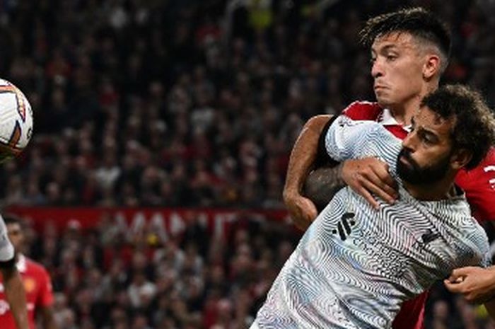 Lisandro Martinez mengawal ketat Mohamed Salah dalam laga Manchester United vs Liverpool di Liga Inggris (22/8/2022).