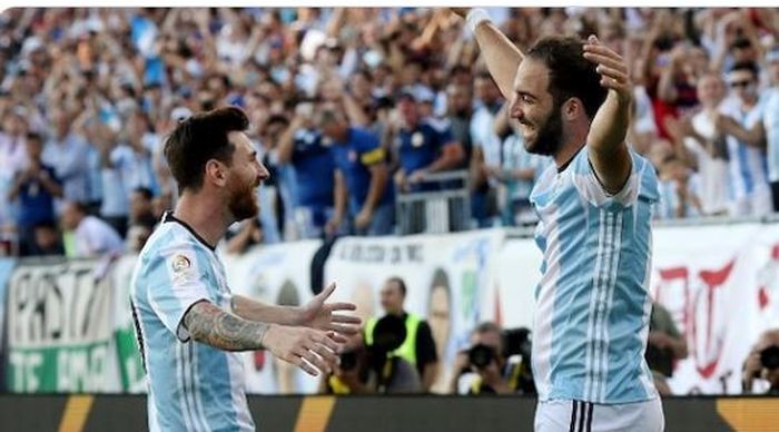 Lionel Messi dan Gonzalo Higuain merayakan gol untuk timnas Argentina.