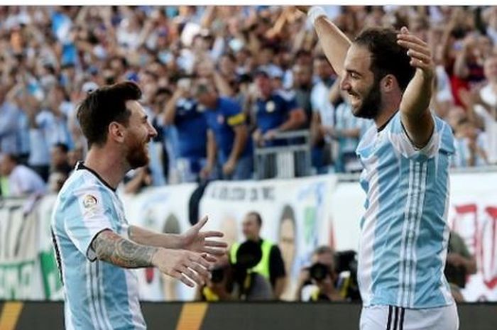 Lionel Messi dan Gonzalo Higuain merayakan gol untuk timnas Argentina.