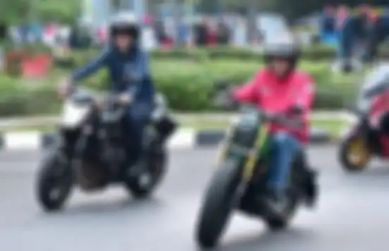 Jokowi bersama rombongan berkendara santai di Tangerang.