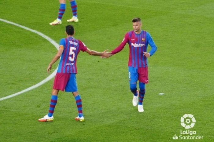 Pemain Barcelona, Sergio Busquets (Kiri) dan Gerard Pique (kanan).