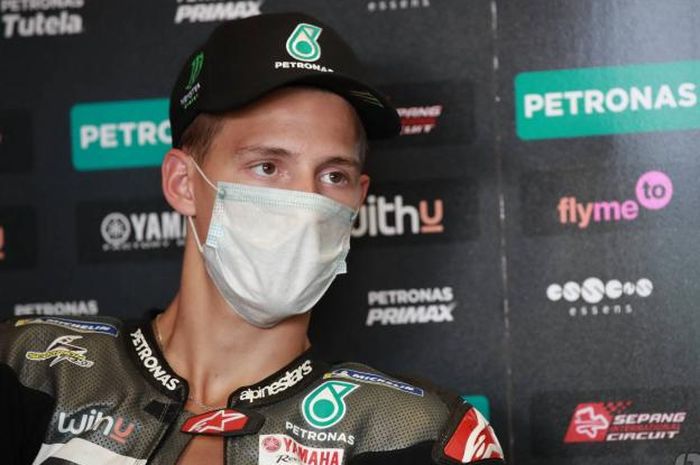 Pembalap Petronas Yamaha SRT, Fabio Quartararo, berada di garasi timnya saat menjalani sesi latihan resmi jelang seri balap MotoGP Spanyol di Sirkuit Jerez, Rabu (15/7/2020).