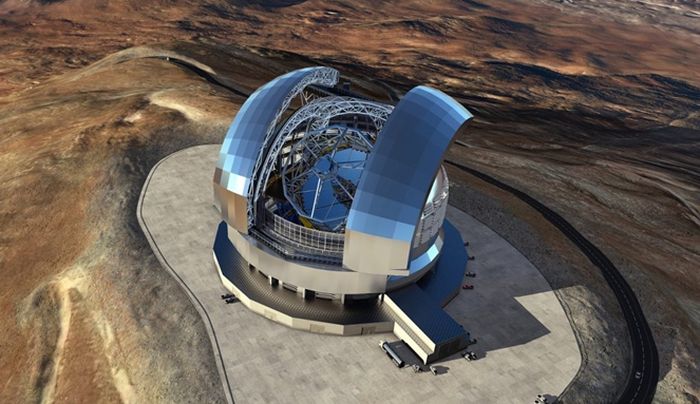 Extremely Large Telescope (ELT) ESO bukaan 39 meter di dalam penutupnya. Instrumen tersebut akan menjadi teleskop optik dan inframerah yang ditempatkan di Cerro Armazones di Gurun Atacama Chili, 20 kilometer dari Teleskop Sangat Besar ESO di Cerro Paranal.