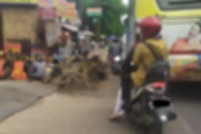 Bikin Macet, warga Cimahi Keluhkan Proyek Perbaikan Gorong-gorong di Jalan Amir Machmud, Bandung.