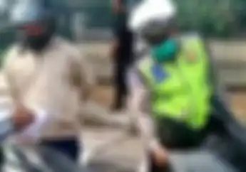 Gak Berkutik, Video Pengendara Yamaha NMAX Langsung Ditilang Polisi, Masih Nekat Pakai Strobo dan Sirine