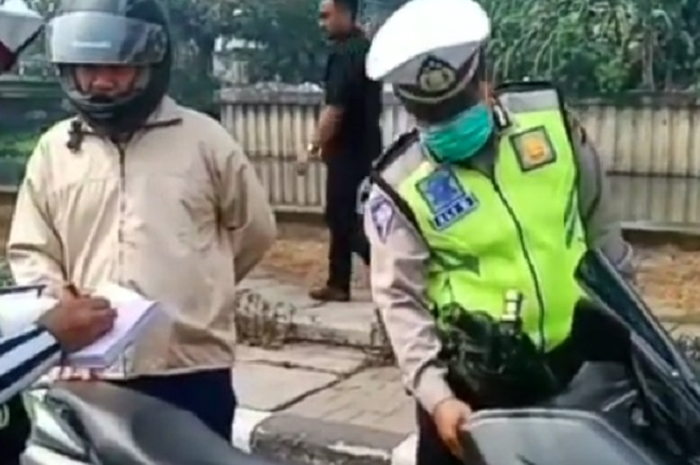 Pengendara Yamaha NMAX ditilang karena pakai sirine dan rotator.