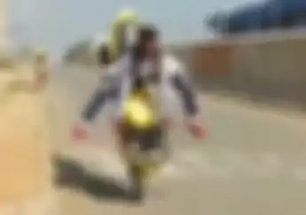 Lucu! Gaya Stoppie Terbaru yang Penuh Kasih Sayang