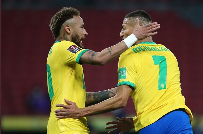 Dua bintang timnas Brasil, Neymar dan Richarlison, melakukan selebrasi usai menjebol gawang ekuador dalam Kualifikasi Piala Dunia 2022.