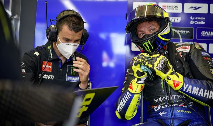 Pembalap Monster Energy Yamaha, Valentino Rossi, berbicara dengan kepala krunya, David Munoz, di sela-sela sesi tes menjelang seri balap perdana MotoGP Spanyol di Sirkuit Jerez, Spanyol, 15 Juli 2020.