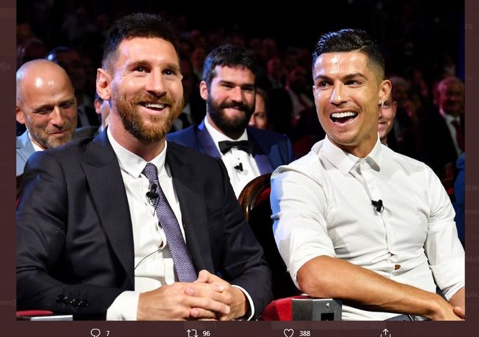 Cristiano Ronaldo dan Lionel Messi dalam sebuah momen penganugerahan Ballon d'Or.